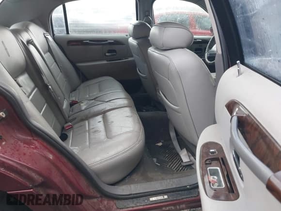 ✅ 1998 Lincoln Town Car Signature • VIN: 1LNFM82W8WY688852 • Lot: 42365729. Listed on IAAI with 194,232 mi. Free auction sales archive from the USA and detailed vehicle history report at DreamBid. Image 8.