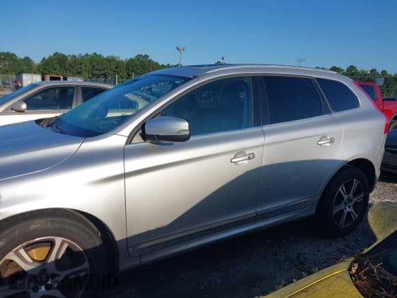 ✅ 2015 Volvo XC60 T6 • VIN: YV4902RK2F2761744 • Lot: 43073744. Wystawiony na IAAI z przebiegiem 180 179 mil. Bezpłatny archiwum sprzedaży aukcyjnych z USA i szczegółowy raport historii pojazdu na DreamBid. Zdjęcie 14.