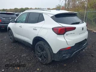 ✅ 2025 Buick Encore GX Sport Touring • VIN: KL4AMESL0SB116555 • Lot: 43499684. Wystawiony na IAAI z przebiegiem 1 777 mil. Bezpłatny archiwum sprzedaży aukcyjnych z USA i szczegółowy raport historii pojazdu na DreamBid. Zdjęcie 3.