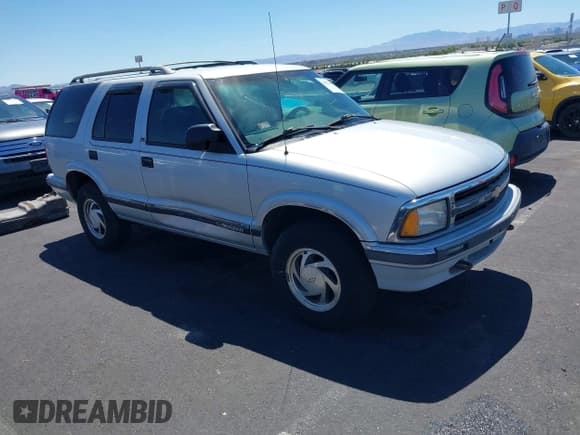 ✅ 1995 Chevrolet Blazer • VIN: 1GNDT13W2S2203162 • Lot: 42863351. Wystawiony na IAAI z przebiegiem 139 555 mil. Bezpłatny archiwum sprzedaży aukcyjnych z USA i szczegółowy raport historii pojazdu na DreamBid. Zdjęcie 1.