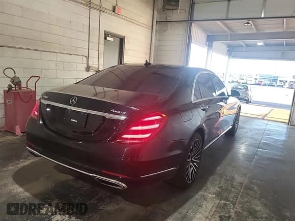 ✅ 2018 Mercedes-Benz S 560 • VIN: WDDUG8GB3JA399510 • Lot: 82129945. Wystawiony na Copart z przebiegiem 121 864 mil. Bezpłatny archiwum sprzedaży aukcyjnych z USA i szczegółowy raport historii pojazdu na DreamBid. Zdjęcie 4.
