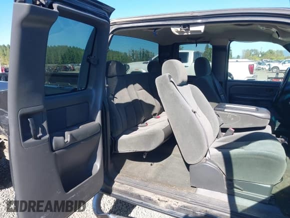 ✅ 2004 Chevrolet Silverado 2500HD LT • VIN: 1GCHK29124E144002 • Lot: 43278652. Wystawiony na IAAI z przebiegiem 179 331 mil. Bezpłatny archiwum sprzedaży aukcyjnych z USA i szczegółowy raport historii pojazdu na DreamBid. Zdjęcie 8.