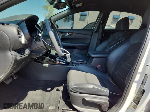 ✅ 2022 Kia Forte GT-Line • VIN: 3KPF54AD0NE445583 • Lot: 70681685. Wystawiony na Copart z przebiegiem 37 429 mil. Bezpłatny archiwum sprzedaży aukcyjnych z USA i szczegółowy raport historii pojazdu na DreamBid. Zdjęcie 7.