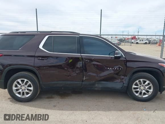 ✅ 2020 Chevrolet Traverse LT Cloth • VIN: 1GNERGKW5LJ238017 • Lot: 43736868. Wystawiony na IAAI z przebiegiem 121 350 mil. Bezpłatny archiwum sprzedaży aukcyjnych z USA i szczegółowy raport historii pojazdu na DreamBid. Zdjęcie 13.