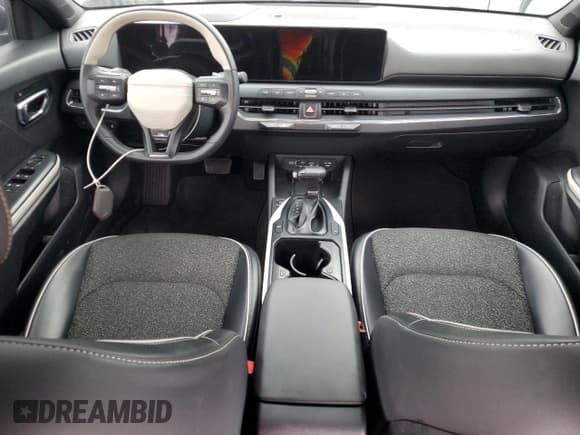 ✅ 2025 Kia K4 GT-Line • VIN: 3KPFW4DE3SE103087 • Lot: 92528465. Wystawiony na Copart z przebiegiem 43 557 mil. Bezpłatny archiwum sprzedaży aukcyjnych z USA i szczegółowy raport historii pojazdu na DreamBid. Zdjęcie 8.