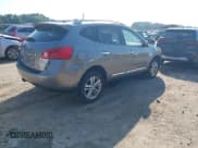 ✅ 2013 Nissan Rogue SV • VIN: JN8AS5MV8DW613539 • Lot: 42583265. Wystawiony na IAAI z przebiegiem 127 103 mil. Bezpłatny archiwum sprzedaży aukcyjnych z USA i szczegółowy raport historii pojazdu na DreamBid. Zdjęcie 4.