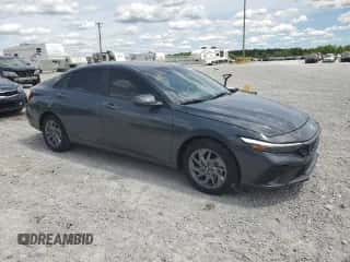 2024 Hyundai Elantra SEL z VIN KMHLM4DG2RU766040, wystawiony jako Copart lot #58051225 z przebiegiem 12 582 mil mil oraz Szkoda całkowita • Salvage title. Historia ofert i sprzedaży dostępna na DreamBid. Obrazek 4.