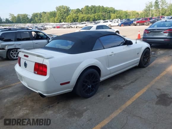 ✅ 2007 Ford Mustang GT Deluxe • VIN: 1ZVHT85HX75318578 • Lot: 42740222. Wystawiony na IAAI z przebiegiem 94 114 mil. Bezpłatny archiwum sprzedaży aukcyjnych z USA i szczegółowy raport historii pojazdu na DreamBid. Zdjęcie 4.