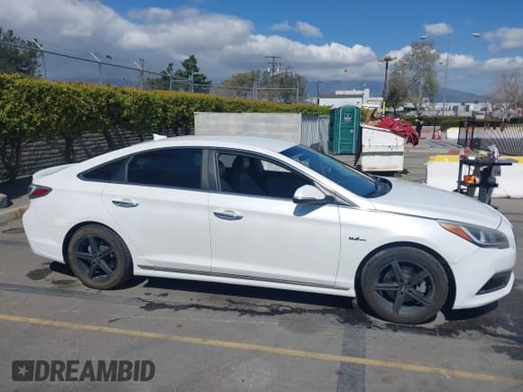 ✅ 2016 Hyundai Sonata • VIN: KMHE14L21GA026470 • Лот: 41699723. Опубликован ранее на IAAI с пробегом 129 241 миль. Бесплатный доступ к архиву аукционных продаж из США и подробный отчёт об истории автомобиля на DreamBid. Изображение 13.