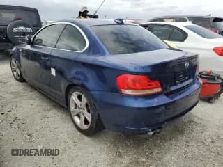 ✅ 2013 BMW 1 Series 128i • VIN: WBAUP7C51DVP24816 • Lot: 76471594. Wystawiony na Copart z przebiegiem Nie podano. Bezpłatny archiwum sprzedaży aukcyjnych z USA i szczegółowy raport historii pojazdu na DreamBid. Zdjęcie 2.