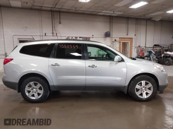 ✅ 2011 Chevrolet Traverse 1LT • VIN: 1GNKVGED8BJ171212 • Lot: 43311339. Wystawiony na IAAI z przebiegiem 174 479 mil. Bezpłatny archiwum sprzedaży aukcyjnych z USA i szczegółowy raport historii pojazdu na DreamBid. Zdjęcie 13.