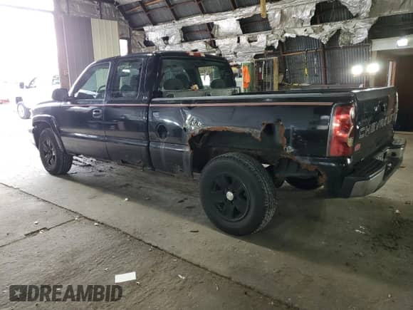 ✅ 2006 Chevrolet Silverado 1500 LS • VIN: 2GCEK19B161111762 • Lot: 80373664. Wystawiony na Copart z przebiegiem 116 760 mil mil. Skorzystaj z bezpłatnego archiwum sprzedaży aukcyjnych z USA i zobacz szczegółowy raport historii pojazdu na DreamBid. Zdjęcie 2.