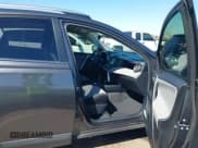 ✅ 2018 Toyota RAV4 XLE • VIN: JTMWFREV6JJ739192 • Lot: 43354082. Wystawiony na IAAI z przebiegiem 69 384 mil. Bezpłatny archiwum sprzedaży aukcyjnych z USA i szczegółowy raport historii pojazdu na DreamBid. Zdjęcie 5.