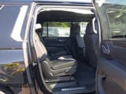 ✅ 2023 Chevrolet Suburban LT • VIN: 1GNSKCKD4PR442054 • Lot: 43124100. Wystawiony na IAAI z przebiegiem 23 096 mil. Bezpłatny archiwum sprzedaży aukcyjnych z USA i szczegółowy raport historii pojazdu na DreamBid. Zdjęcie 8.