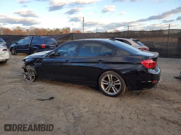 ✅ 2013 BMW 3 Series 328i • VIN: WBA3A5G57DNP21835 • Лот: 92410865. Опубликован ранее на Copart с пробегом 85 758 миль. Бесплатный доступ к архиву аукционных продаж из США и подробный отчёт об истории автомобиля на DreamBid. Изображение 2.