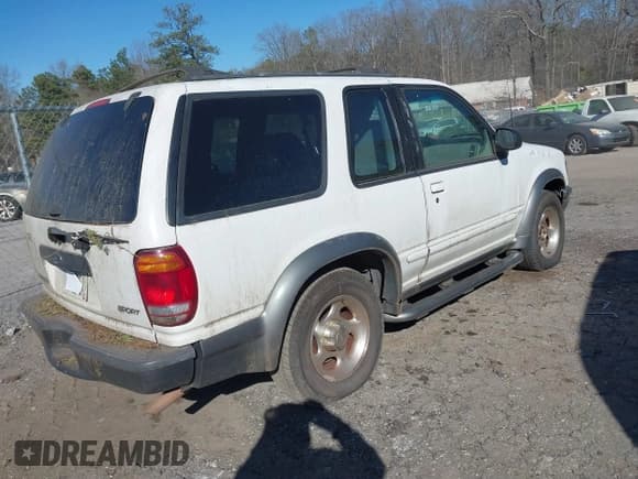 ✅ 1998 Ford Explorer Sport • VIN: 1FMYU24E6WUC19146 • Lot: 41698988. Wystawiony na IAAI z przebiegiem 191 817 mil. Bezpłatny archiwum sprzedaży aukcyjnych z USA i szczegółowy raport historii pojazdu na DreamBid. Zdjęcie 4.