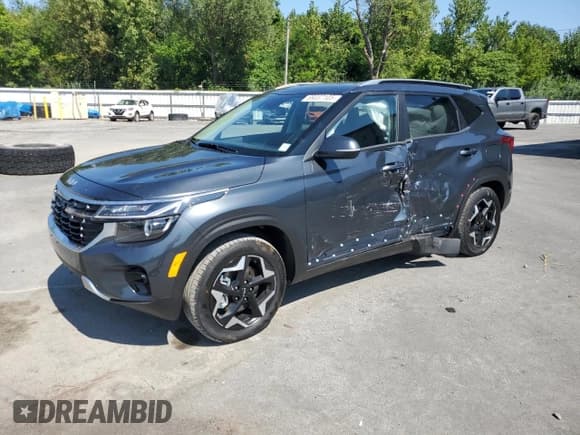 ✅ 2025 Kia Seltos S • VIN: KNDEUCAA7S7822632 • Лот: 69037105. Опубликован ранее на Copart с пробегом 24 миль. Бесплатный доступ к архиву аукционных продаж из США и подробный отчёт об истории автомобиля на DreamBid. Изображение 1.