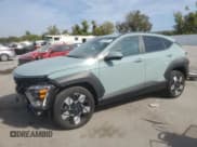 ✅ 2024 Hyundai Kona SEL • VIN: KM8HCCAB6RU149977 • Лот: 80525925. Опубликован ранее на Copart с пробегом 21 685 миль. Бесплатный доступ к архиву аукционных продаж из США и подробный отчёт об истории автомобиля на DreamBid. Изображение 1.