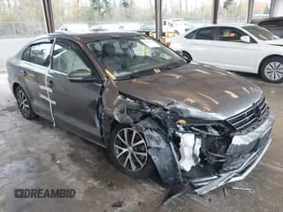 ✅ 2018 Volkswagen Jetta SE • VIN: 3VWDB7AJ5JM205224 • Lot: 43664676. Wystawiony na IAAI z przebiegiem 98 052 mil. Bezpłatny archiwum sprzedaży aukcyjnych z USA i szczegółowy raport historii pojazdu na DreamBid. Zdjęcie 1.