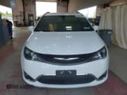 ✅ 2019 Chrysler Pacifica Touring L • VIN: 2C4RC1BG2KR626074 • Lot: 68841935. Wystawiony na Copart z przebiegiem Nie podano. Bezpłatny archiwum sprzedaży aukcyjnych z USA i szczegółowy raport historii pojazdu na DreamBid. Zdjęcie 5.