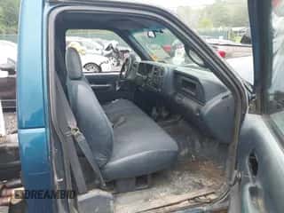 2000 Chevrolet Silverado 3500 z VIN 1GCHK34R4YR197737, wystawiony jako IAAI lot #42268299 z przebiegiem 165 485 mil mil oraz . Historia ofert i sprzedaży dostępna na DreamBid. Obrazek 5.