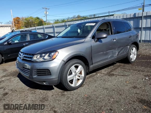 ✅ 2013 Volkswagen Touareg Sport • VIN: WVGEF9BP4DD003075 • Lot: 86825475. Wystawiony na Copart z przebiegiem 149 689 mil. Bezpłatny archiwum sprzedaży aukcyjnych z USA i szczegółowy raport historii pojazdu na DreamBid. Zdjęcie 1.