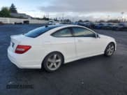 ✅ 2015 Mercedes-Benz C 250 • VIN: WDDGJ4HB6FG433210 • Lot: 49184935. Wystawiony na Copart z przebiegiem 84 864 mil. Bezpłatny archiwum sprzedaży aukcyjnych z USA i szczegółowy raport historii pojazdu na DreamBid. Zdjęcie 3.