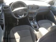 ✅ 2017 Hyundai Ioniq Blue • VIN: KMHC65LC4HU030598 • Lot: 46475755. Wystawiony na Copart z przebiegiem 189 218 mil. Bezpłatny archiwum sprzedaży aukcyjnych z USA i szczegółowy raport historii pojazdu na DreamBid. Zdjęcie 8.