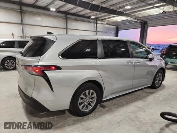 ✅ 2021 Toyota Sienna LE • VIN: 5TDKSKFC6MS035886 • Lot: 93126815. Listed on Copart with 255,807 mi. Free auction sales archive from the USA and detailed vehicle history report at DreamBid. Image 3.