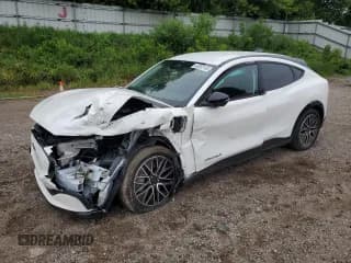 ✅ 2024 Ford Mustang Mach-E Premium • VIN: 3FMTK3SU2RMA39428 • Лот: 63083165. Опубликован ранее на Copart с пробегом Не указан. Бесплатный доступ к архиву аукционных продаж из США и подробный отчёт об истории автомобиля на DreamBid. Изображение 1.