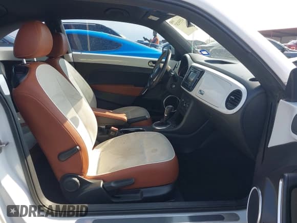 ✅ 2016 Volkswagen Beetle Fleet Edition • VIN: 3VWF17AT0GM631330 • Lot: 43559287. Wystawiony na IAAI z przebiegiem 72 998 mil. Bezpłatny archiwum sprzedaży aukcyjnych z USA i szczegółowy raport historii pojazdu na DreamBid. Zdjęcie 5.