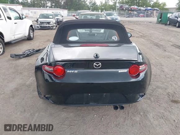 ✅ 2017 Mazda MX-5 Miata Club • VIN: JM1NDAC73H0124073 • Lot: 42715537. Wystawiony na IAAI z przebiegiem 28 135 mil. Bezpłatny archiwum sprzedaży aukcyjnych z USA i szczegółowy raport historii pojazdu na DreamBid. Zdjęcie 16.