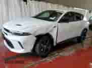 2024 Dodge Hornet R/T z VIN ZACPDFCW2R3A28905, wystawiony jako Copart lot #73383364 z przebiegiem 7 097 mil mil oraz Czysty tytuł • Clean title. Historia ofert i sprzedaży dostępna na DreamBid. Obrazek 1.