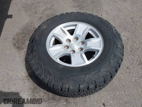 2006 Chevrolet Silverado 1500 LT2 z VIN 2GCEC19T361333158, wystawiony jako IAAI lot #42218305 z przebiegiem 220 009 mil mil oraz . Historia ofert i sprzedaży dostępna na DreamBid. Obrazek 12.