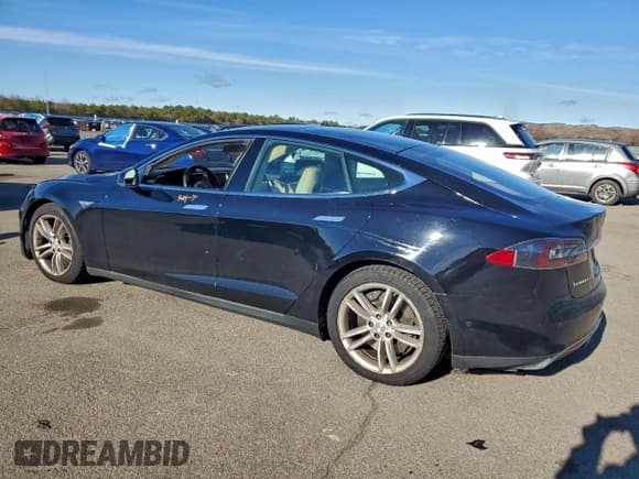 ✅ 2015 Tesla Model S 85D • VIN: 5YJSA1E26FF118649 • Лот: 96678715. Опубликован ранее на Copart с пробегом 164 031 миль. Бесплатный доступ к архиву аукционных продаж из США и подробный отчёт об истории автомобиля на DreamBid. Изображение 2.