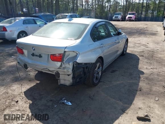 ✅ 2015 BMW 3 Series 320i xDrive • VIN: WBA3C3G57FNS74828 • Lot: 41920253. Wystawiony na IAAI z przebiegiem 72 521 mil. Bezpłatny archiwum sprzedaży aukcyjnych z USA i szczegółowy raport historii pojazdu na DreamBid. Zdjęcie 4.