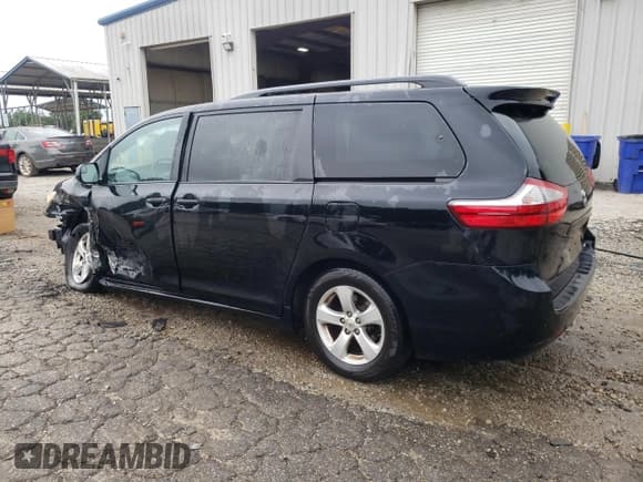 ✅ 2015 Toyota Sienna LE • VIN: 5TDKK3DC8FS590169 • Lot: 67040995. Wystawiony na Copart z przebiegiem 132 519 mil. Bezpłatny archiwum sprzedaży aukcyjnych z USA i szczegółowy raport historii pojazdu na DreamBid. Zdjęcie 2.