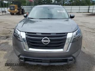 ✅ 2025 Nissan Pathfinder SV • VIN: 5N1DR3BA2SC264302 • Lot: 85680305. Wystawiony na Copart z przebiegiem 4 617 mil. Bezpłatny archiwum sprzedaży aukcyjnych z USA i szczegółowy raport historii pojazdu na DreamBid. Zdjęcie 5.