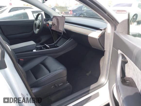 ✅ 2021 Tesla Model Y Standard Range • VIN: 5YJYGDED0MF103010 • Lot: 43613955. Wystawiony na IAAI z przebiegiem 29 356 mil. Bezpłatny archiwum sprzedaży aukcyjnych z USA i szczegółowy raport historii pojazdu na DreamBid. Zdjęcie 5.