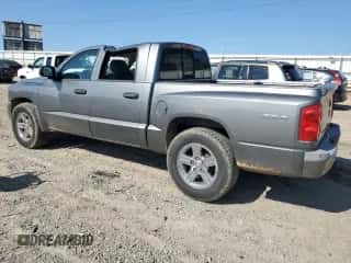 2008 Dodge Dakota SLT z VIN 1D7HW48N88S597218, wystawiony jako Copart lot #67827944 z przebiegiem 88 671 mil mil oraz Czysty tytuł • Clean title. Historia ofert i sprzedaży dostępna na DreamBid. Obrazek 2.