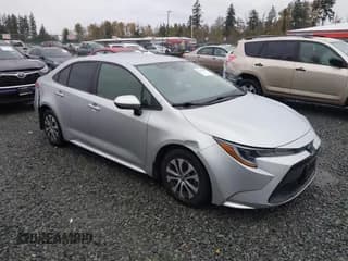 ✅ 2022 Toyota Corolla Hybrid LE • VIN: JTDEAMDE3NJ045628 • Lot: 43593704. Wystawiony na IAAI z przebiegiem 46 758 mil. Bezpłatny archiwum sprzedaży aukcyjnych z USA i szczegółowy raport historii pojazdu na DreamBid. Zdjęcie 1.