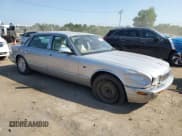 ✅ 2002 Jaguar XJ Vanden Plas • VIN: SAJDA24CX2LF47054 • Lot: 61947155. Wystawiony na Copart z przebiegiem Nie podano. Bezpłatny archiwum sprzedaży aukcyjnych z USA i szczegółowy raport historii pojazdu na DreamBid. Zdjęcie 4.