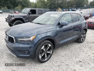 ✅ 2021 Volvo XC40 Momentum • VIN: YV4162UK3M2566378 • Lot: 80623825. Wystawiony na Copart z przebiegiem 44 167 mil. Bezpłatny archiwum sprzedaży aukcyjnych z USA i szczegółowy raport historii pojazdu na DreamBid. Zdjęcie 1.