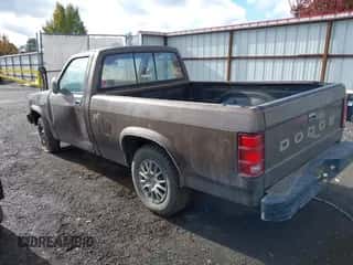 1989 Dodge Dakota SLT z VIN 1B7FL26X5KS160822, wystawiony jako IAAI lot #43544411 z przebiegiem 221 723 mil mil oraz . Historia ofert i sprzedaży dostępna na DreamBid. Obrazek 3.