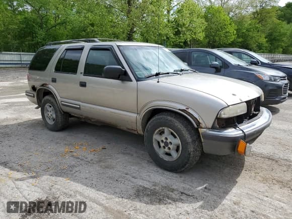 ✅ 1998 Chevrolet Blazer LS • VIN: 1GNDT13W6W2283281 • Lot: 56874835. Wystawiony na Copart z przebiegiem 277 237 mil. Bezpłatny archiwum sprzedaży aukcyjnych z USA i szczegółowy raport historii pojazdu na DreamBid. Zdjęcie 4.