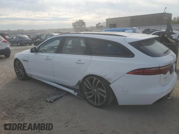 ✅ 2018 Jaguar XF S • VIN: SAJBM2FV2JCY68272 • Лот: 86538985. Опубликован ранее на Copart с пробегом 127 794 миль. Бесплатный доступ к архиву аукционных продаж из США и подробный отчёт об истории автомобиля на DreamBid. Изображение 2.