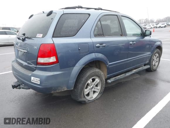 ✅ 2005 Kia Sorento LX • VIN: KNDJD733255347623 • Lot: 43808470. Wystawiony na IAAI z przebiegiem 159 583 mil. Bezpłatny archiwum sprzedaży aukcyjnych z USA i szczegółowy raport historii pojazdu na DreamBid. Zdjęcie 4.