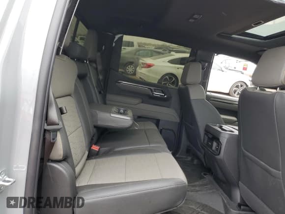 ✅ 2025 Chevrolet Silverado 1500 • VIN: 3GCUKHE81SG131512 • Лот: 53326985. Опубликован ранее на Copart с пробегом 2 852 миль. Бесплатный доступ к архиву аукционных продаж из США и подробный отчёт об истории автомобиля на DreamBid. Изображение 10.