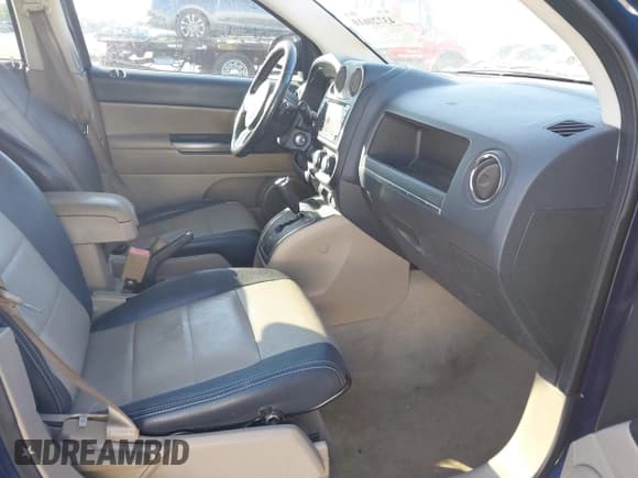 ✅ 2012 Jeep Compass Latitude • VIN: 1C4NJCEBXCD665659 • Lot: 43720610. Wystawiony na IAAI z przebiegiem 240 624 mil. Bezpłatny archiwum sprzedaży aukcyjnych z USA i szczegółowy raport historii pojazdu na DreamBid. Zdjęcie 5.