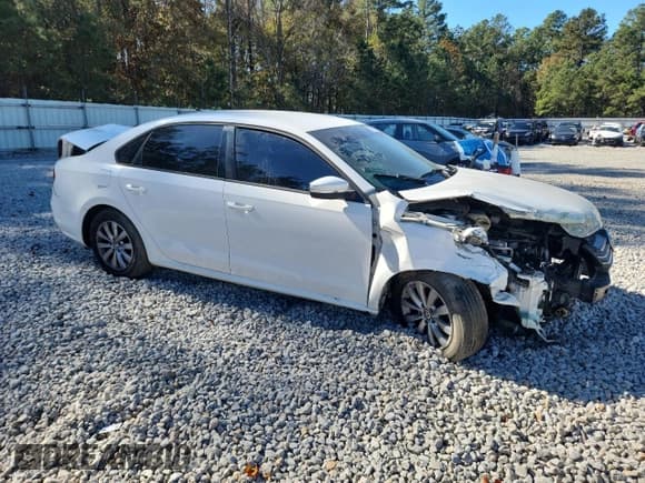✅ 2014 Volkswagen Passat S • VIN: 1VWAT7A33EC111979 • Lot: 92721965. Listed on Copart with 122,178 mi. Free auction sales archive from the USA and detailed vehicle history report at DreamBid. Image 4.